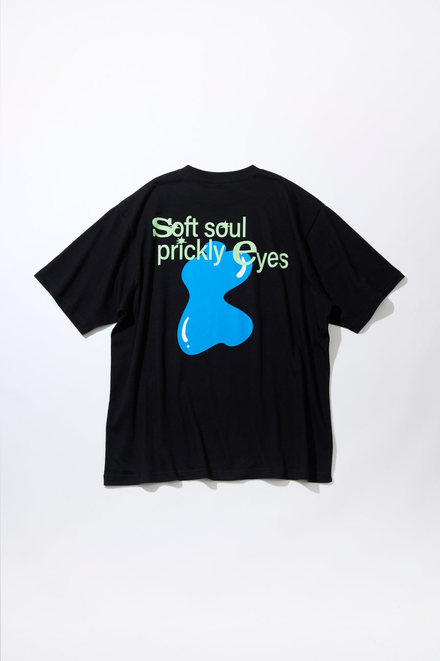 "soft soul, prickly eyes" Tシャツ [BLACK]