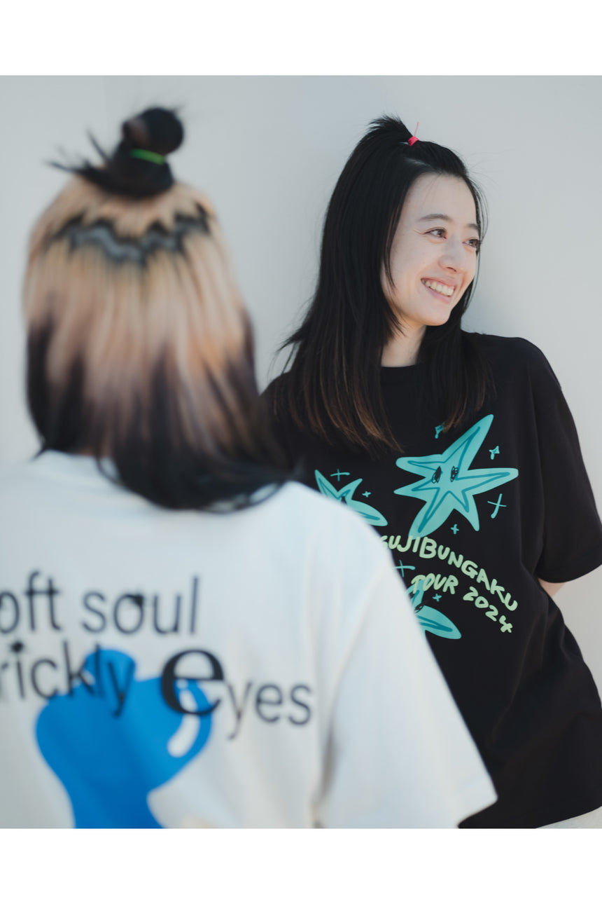 "soft soul, prickly eyes" Tシャツ [BLACK]