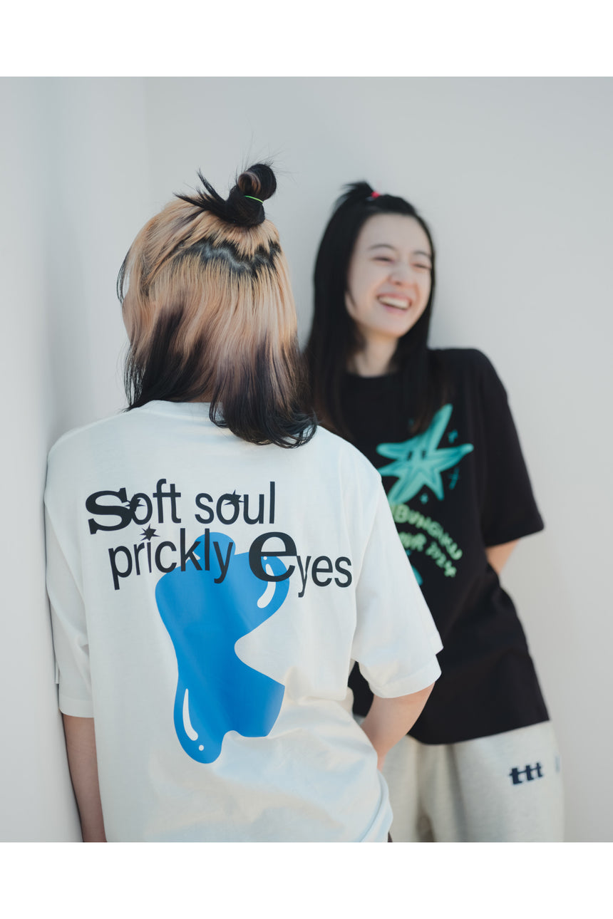 "soft soul, prickly eyes" Tシャツ [VANILLA WHITE]